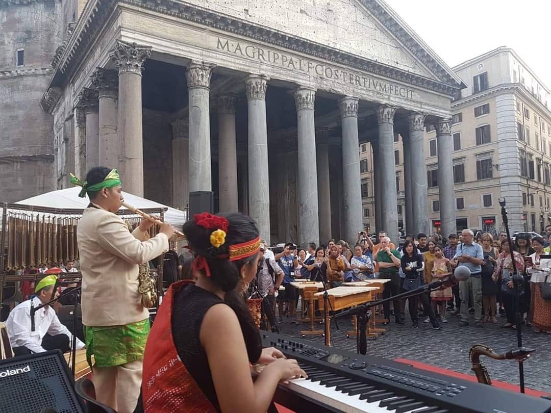 Il Pantheon resti gratuito per chi abita a Roma